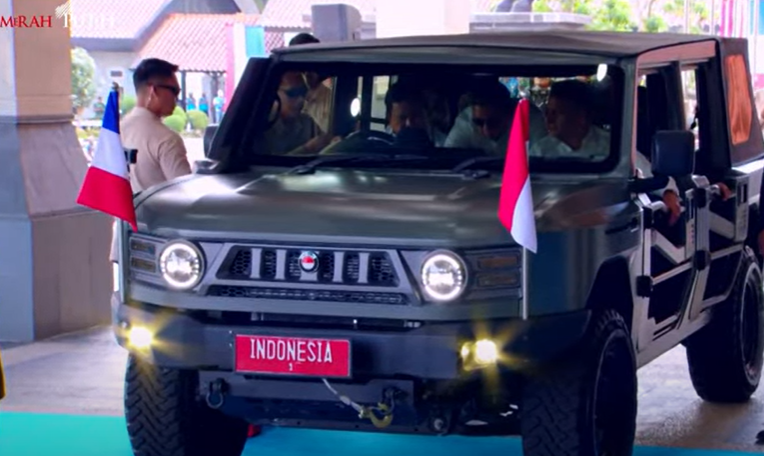 Momen Akrab Prabowo dan Macron: Presiden RI Setiri Mobil Maung di Akmil Magelang